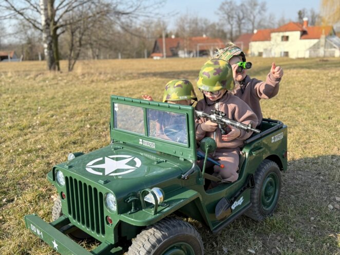 Kluci ve vojenském jeepu