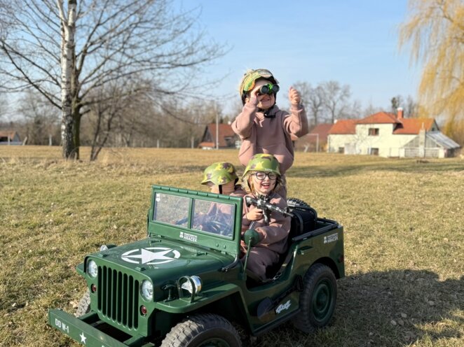 Kluci ve vojenském jeepu
