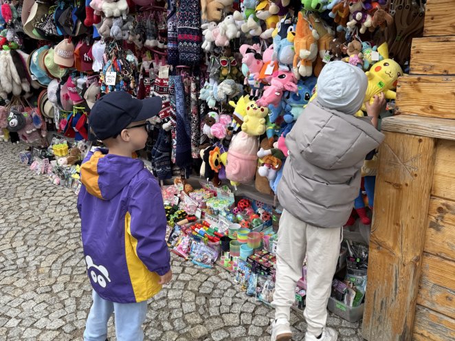 Dovolená Karpacz kluci nakupují