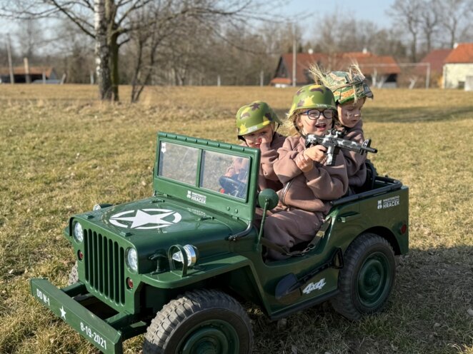 Kluci ve vojenském jeepu